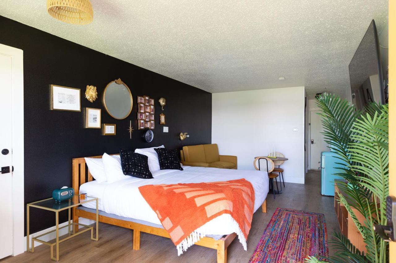 Hotel Mccoy - Art, Libations, Pool Society