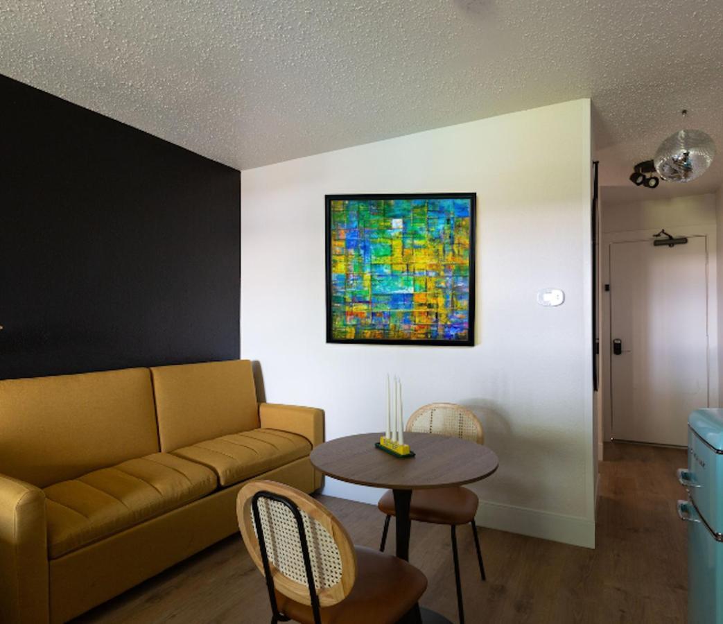 Hotel Mccoy - Art, Libations, Pool Society College Station