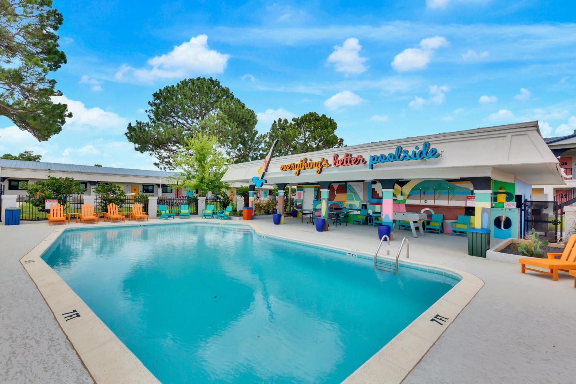 Hotel Mccoy - Art, Libations, Pool Society College Station