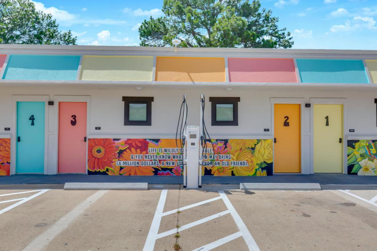 Hotel Mccoy - Art, Libations, Pool Society College Station